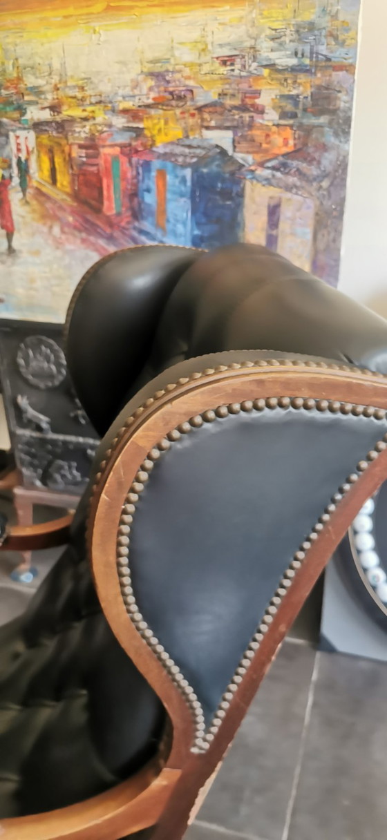 Image 1 of Karaktervolle Chesterfield 'Wingback' Schommelstoel - Zwart Leer & Massief Hout