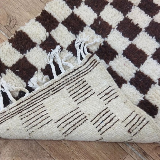 Image 1 of Tappeto da corridoio berbero in lana – Motivo a scacchi marrone ed écru tessuto a mano (153 × 63 cm)