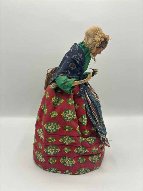Dressed Santon - Stooped old woman with a basket - Large size - Provence – Decorative Objects, Wicker (photo 3 of 3)