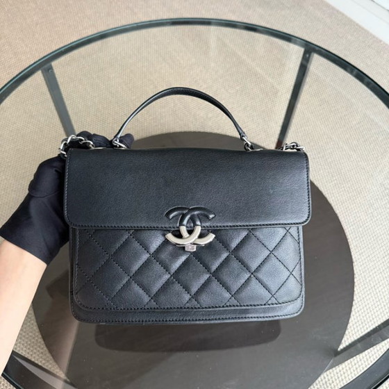 Image 1 of Borsa Chanel Medium CC Box Flap - Pelle di vitello trapuntata nera con finiture argentate, serie 25