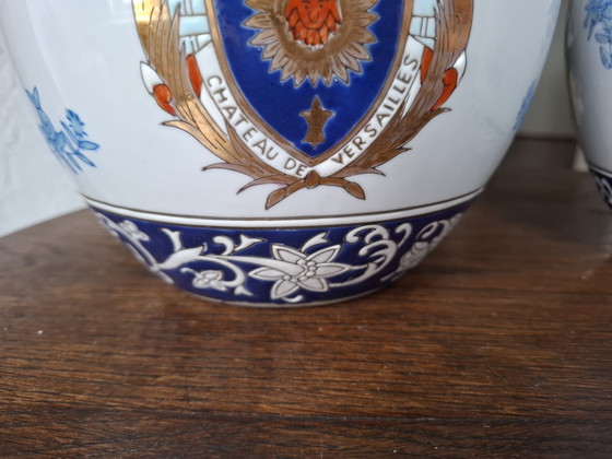 Set de 2 grandes macetas decorativas de porcelana Wong Lee con escudo de Versalles como decoración, pintadas (photo 6 of 15)