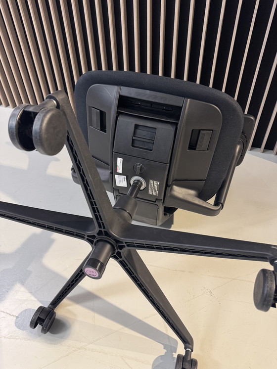 Image 1 of Silla de oficina de malla Vitra ACX