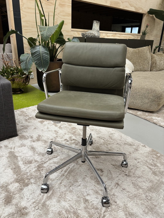 Neuer Vitra EA 217 Bürostuhl, olivgrünes Naturleder, Q4 2025 – Bürostühle, Aluminium, Chrome (photo 3 of 7)