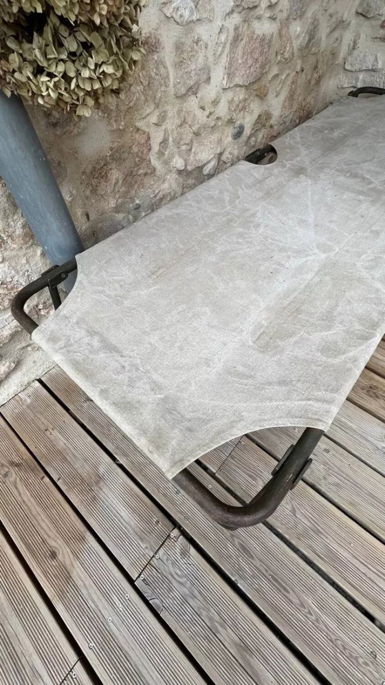 Image 1 of Vintage opklapbaar militair veldbed van kaki groen canvas en metaal.