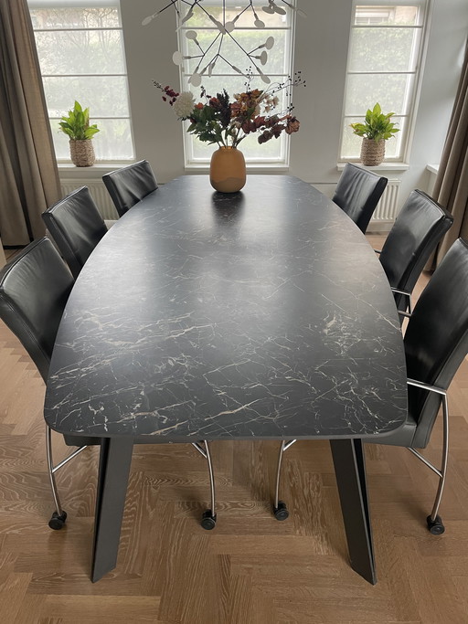 Mesa de comedor de cerámica con diseño único