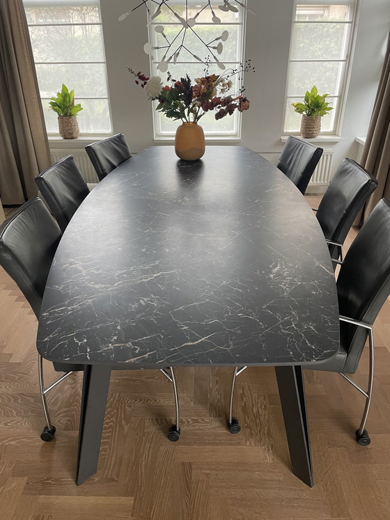 Image 1 of Mesa de comedor de cerámica con diseño único