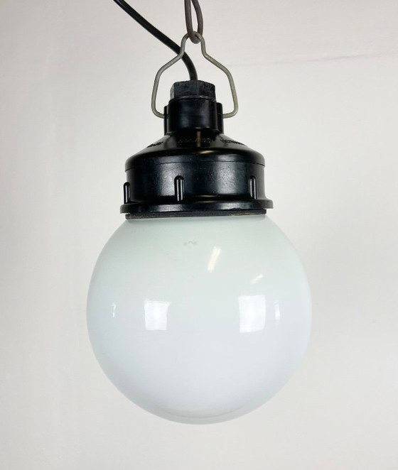 Image 1 of Lampada a sospensione industriale in bachelite con vetro opalino, anni '70