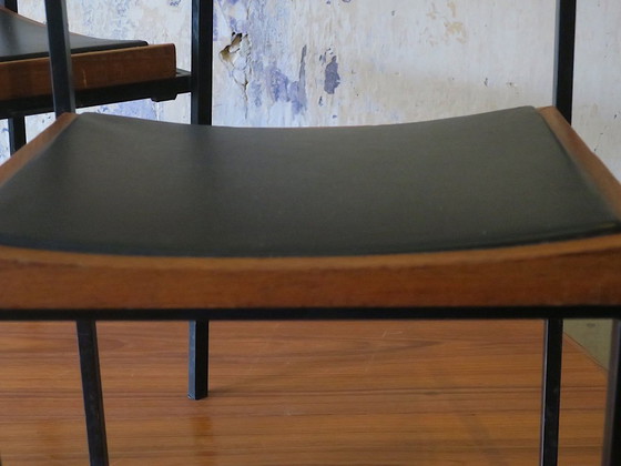 Image 1 of Paire de chaises empilables en teck et fer, style milieu du siècle, années 1960
