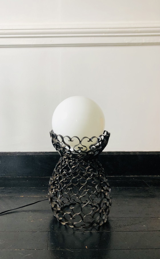 Image 1 of Zwarte smeedijzeren lamp met een handgemaakte witte bol.