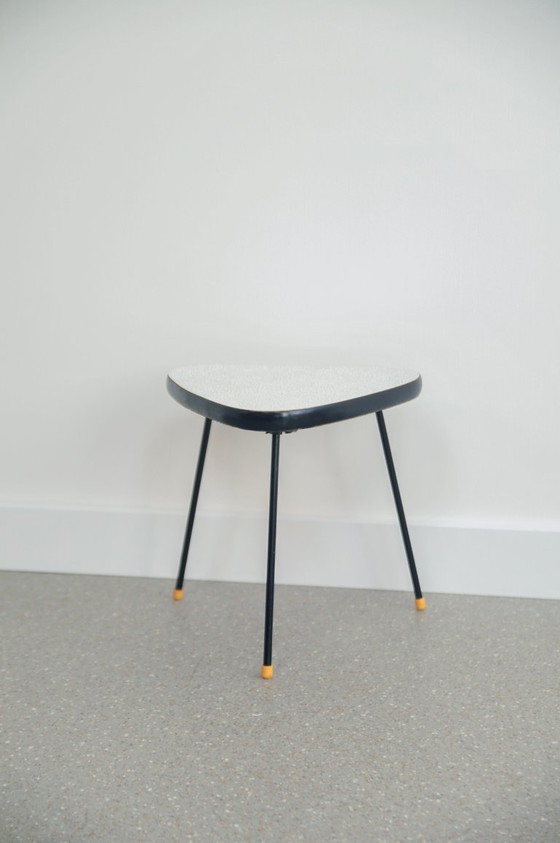 Vintage triangular plant table, Side tables, Metal, White, Mid Century Modern (photo 4 of 5)