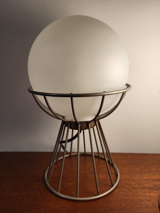 Image 1 of Ensemble de lampes de table vintage, structure en fil de fer et globe en verre opalin blanc, années 1960