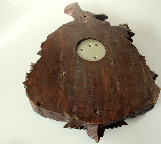 Image 1 of Sculpture ancienne des années 1930 - travail artisanal élaboré en relief sur bois avec baromètre