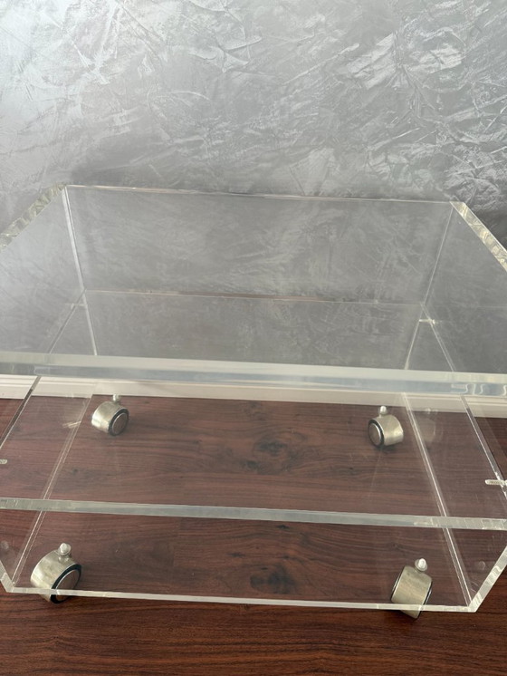 Image 1 of 1 Table d'appoint à roulettes en plexiglas acrylique