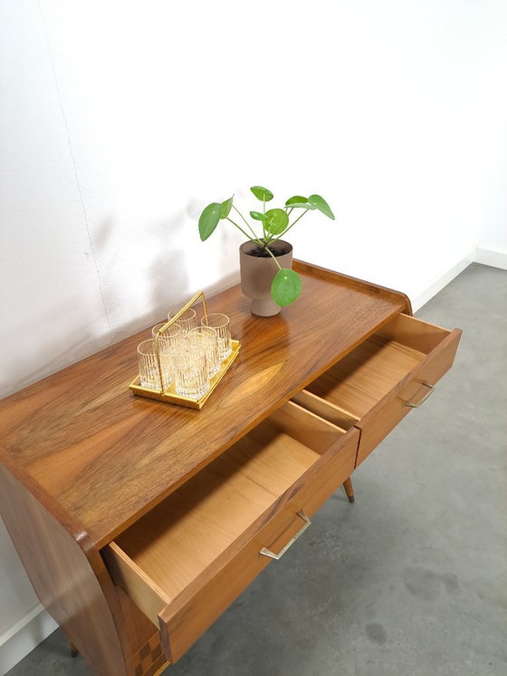 Image 1 of Kastje met geblokt fineer en messing grepen en poten