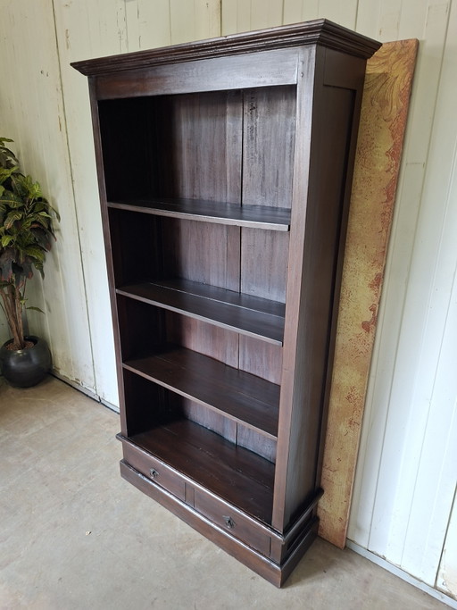 Dimensiones de la librería colonial de teca: 97 x 32 cm y 180 cm de alto.