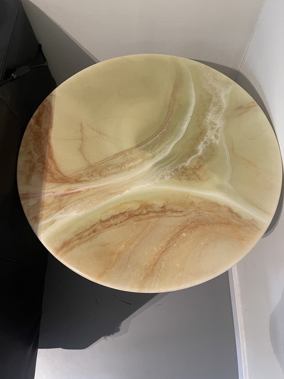 Image 1 of Bijzettafel mit Tulpen und Marmor-Look-Blatt