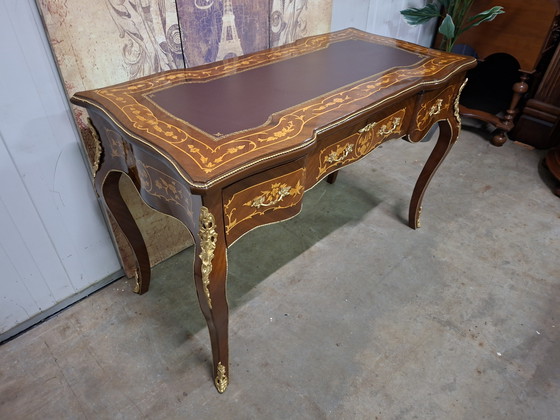 Image 1 of Scrivania antica in stile barocco, con intarsi. Dimensioni: 122x61 cm e altezza 79 cm.