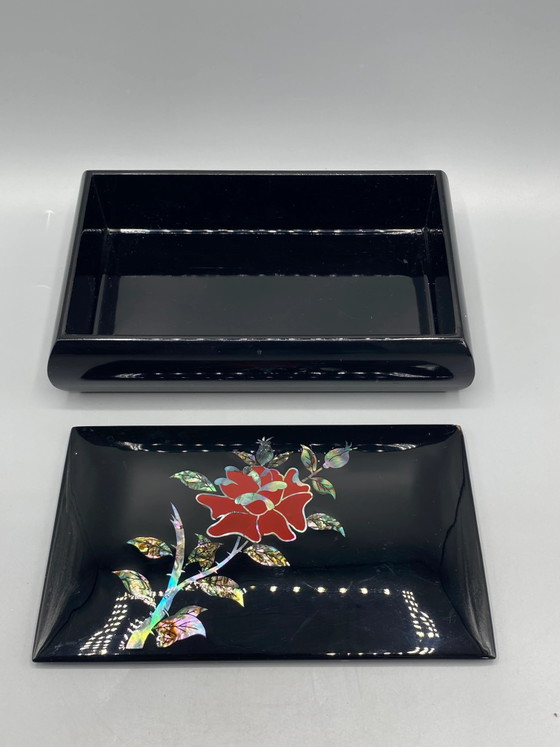 Boîte asiatique en laque noire et nacre avec décor de rose – années 1970-1980 – Objets déco, Aziatisch (photo 3 of 7)