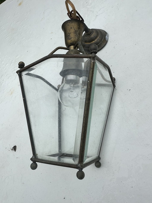 Antieke koperen lantaarn met bewerkt glas