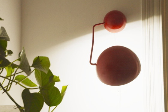 Image 1 of Vintage Italiaanse wandlamp, rode metalen wandlamp, mid-century modern, space age leeslamp
