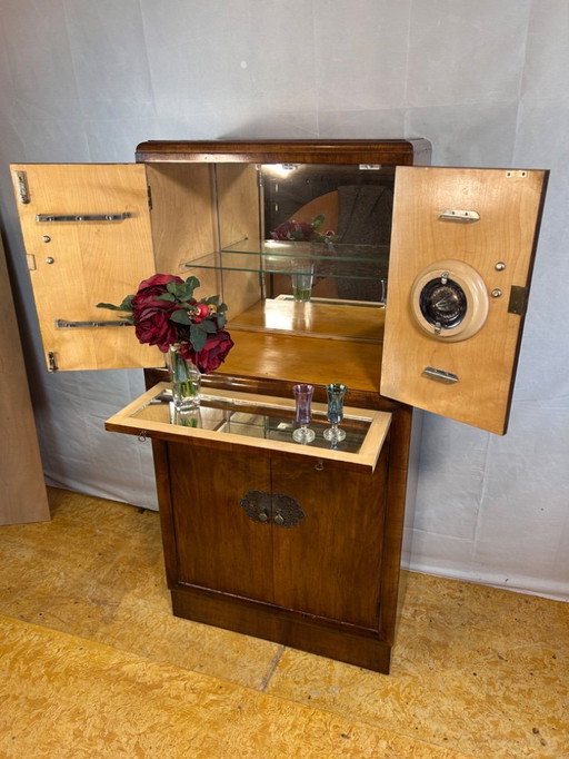 Mueble bar Art Déco vintage de nogal (1920-1940). Impresionante mueble bar con detalles de espejo y características originales. 