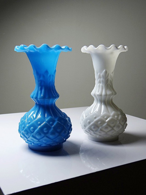 Een paar kleine vintage vaasjes van wit en blauw opaalglas, versierd met ananassen. – Vazen (photo 12 of 12)