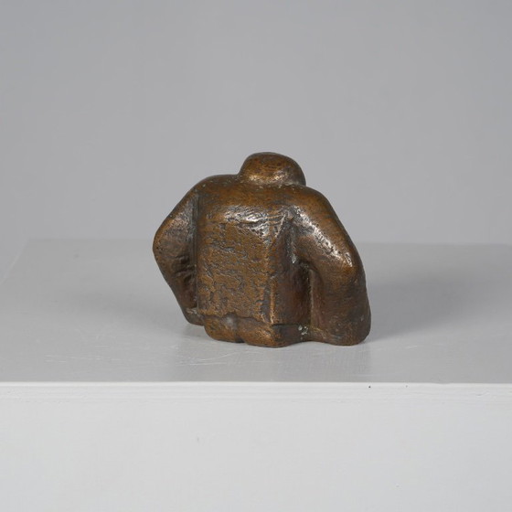 Bronzeskulptur einer kauernden männlichen Figur, signiert LN – Bildhauerei (photo 5 of 10)