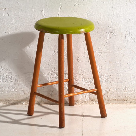 Taburete de madera antiguo con asiento redondo – Europa Central, c. 1950 – Rustic (photo 7 of 40)