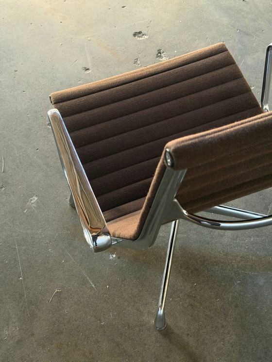 Image 1 of Vitra Eames EA124 | Hopsak