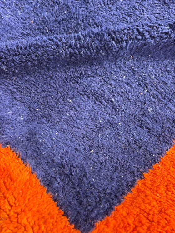 Image 1 of Diepblauw-oranje M'rirt-tapijt – handgemaakt Berber wollen textiel