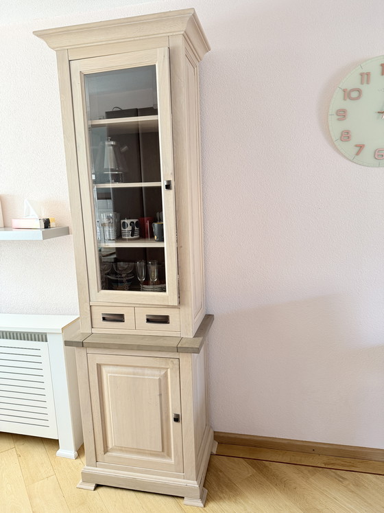 Image 1 of Stilvoller Vitrinenschrank