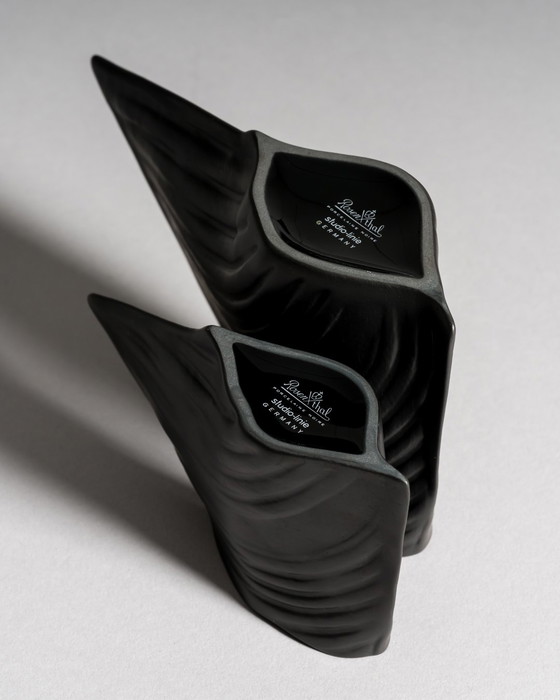 Image 1 of Paire de vases sculpturaux "Scarpa" par Johan van Loon pour Rosenthal, Porcelaine Noire, vers 1980, Allemagne, Studio-Linie