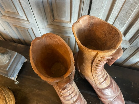 Image 1 of Botas antiguas victorianas hechas con troncos de árboles, siglo XIX