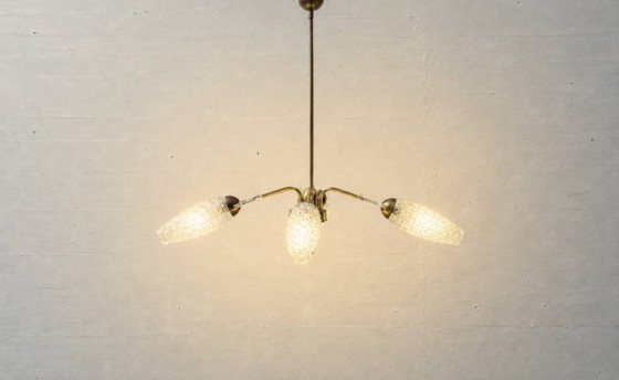 Image 1 of Plafondlamp met getextureerde glazen kappen en kristallen prisma's, jaren 60.