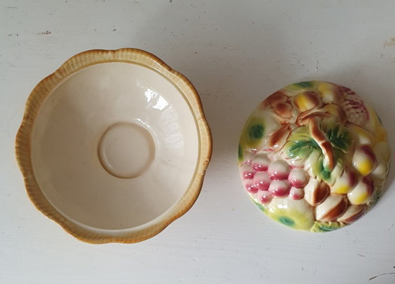Image 1 of Te koop: Een schitterende, antieke fruitkom met deksel van de gerenommeerde Franse aardewerkfabriek Saint-Clément. Dit unieke st