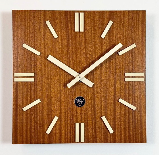 Image 1 of Orologio da parete vintage in legno marrone di Pragotron, anni '80
