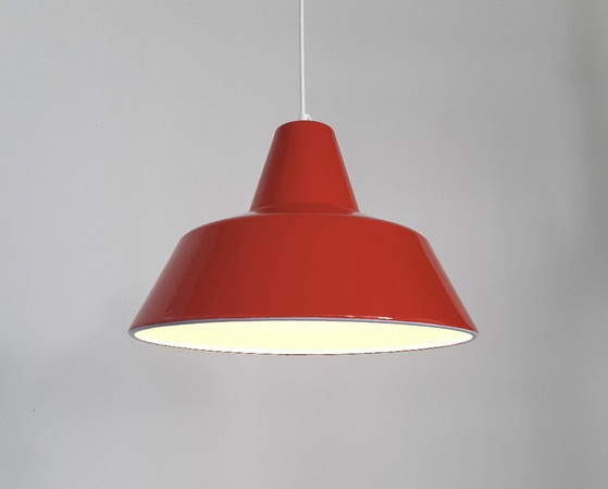 Image 1 of Louis Poulsen oranje emaille hanglamp, minimalistische industriële deense hanglamp, mid century modern eettafel lamp