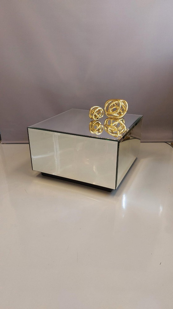 Image 1 of Paire de tables basses à miroirs.