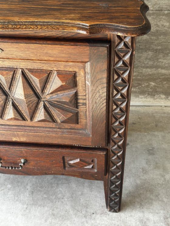 Pequeño armario de almacenamiento de roble tallado – Circa 1930 – Fabrication Artisanale debut XX e s (photo 10 of 15)