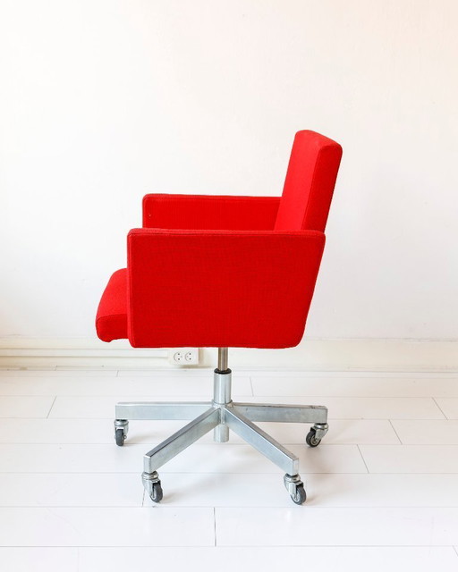 AVL office chair - design by Joep van Lieshout