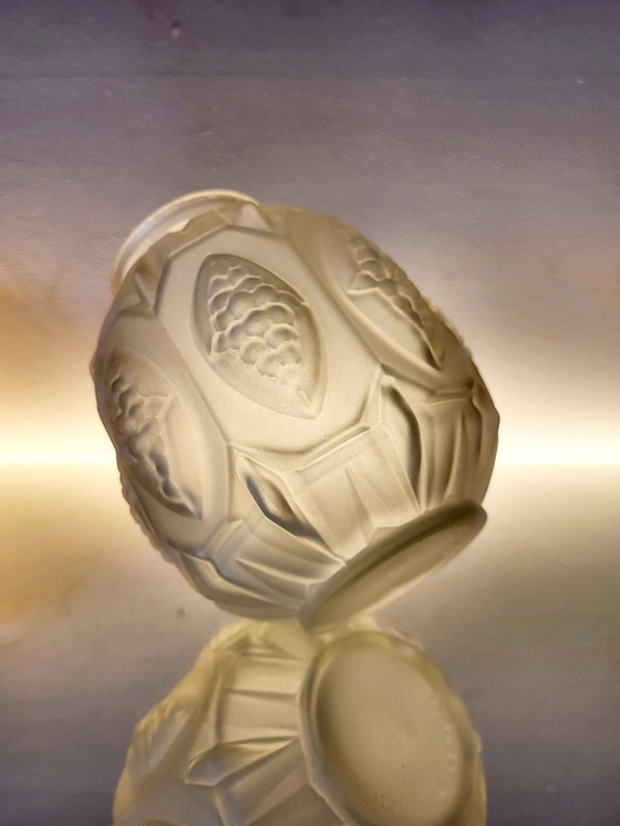 Image 1 of Art-Deco-Vase aus mattiertem Pressglas mit Blumendekor, wahrscheinlich 1940er Jahre, Frankreich