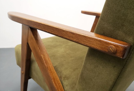 Image 1 of Juego de dos sillones de estilo de mediados de siglo, modelo B 310 Var, en terciopelo verde oliva.