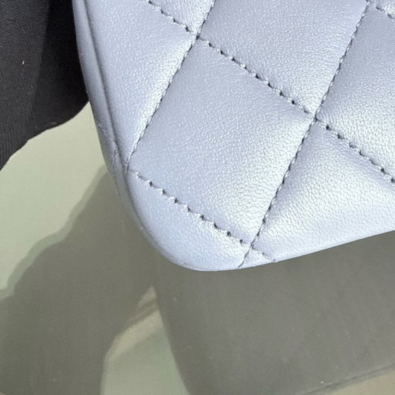 Image 1 of Chanel Classic Flap Medium - 25 cm, gestepptes Lammleder, Lavendel, silberfarbene Beschläge, Serie 15
