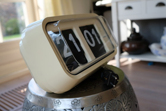 Image 1 of Originele Twemco Flip Clock – Model T-54 (ca. 1976–1985) Iconische elektromechanische designklok – volledig origineel