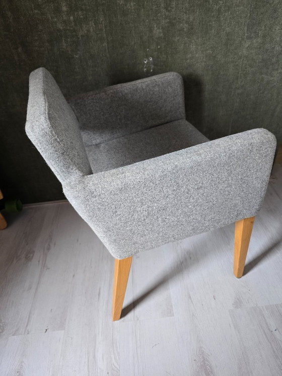 Image 1 of 4x Sateliet eetkamerstoel met armleuning – grijs / houten poten