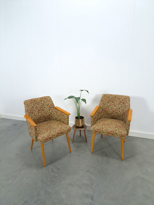 Satz floraler Sessel mit Holzarmlehnen