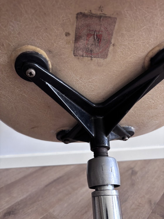 Image 1 of prachtige vintage Eames Fiberglass Armchair van Herman Miller, ontworpen door het iconische ontwerpersduo Charles en Ray Eames