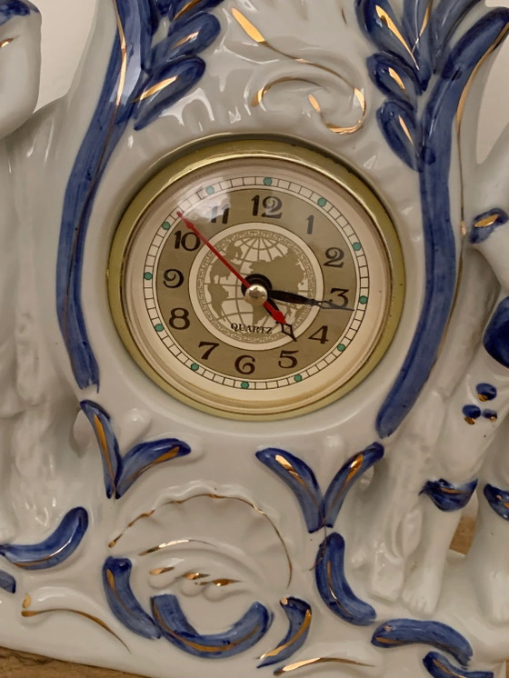 Orologio da camino vintage al quarzo in porcellana con figura di coppia (photo 6 of 8)