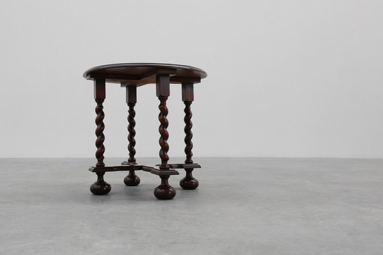 Image 1 of Mesa auxiliar rústica redonda de roble trenzado con cebada, Francia, década de 1950