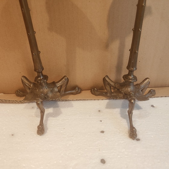 Image 1 of Een paar bronzen kandelaars versierd met 3 voeten en bamboe, periode Napoleon III - 19e eeuw